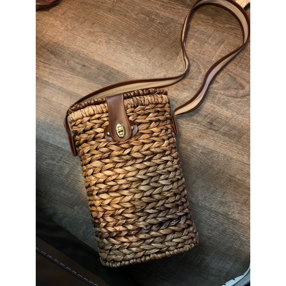 Wine bottle basket with shoulder strap holds 2 bottles